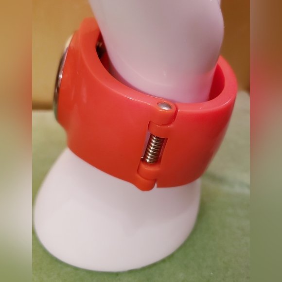 VINTAGE Avon Red/Orange Acrylic 60s Mod Style Cuff Bracelet Watch - Picture 3 of 7